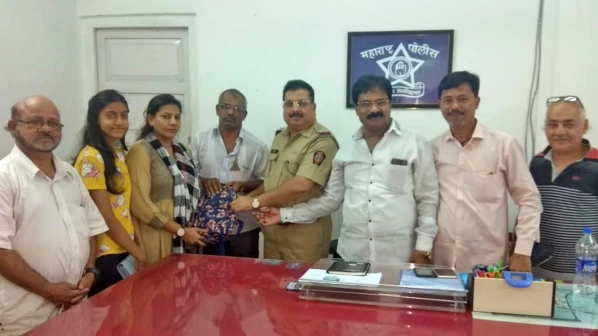 रिक्षाचालकाचा प्रामाणिकपणा : सव्वा लाख रुपये असलेली बॅग केली परत