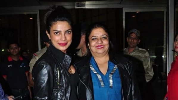 प्रियंका की शादी के सवाल पर मां ने मुस्कुराकर दिया जवाब