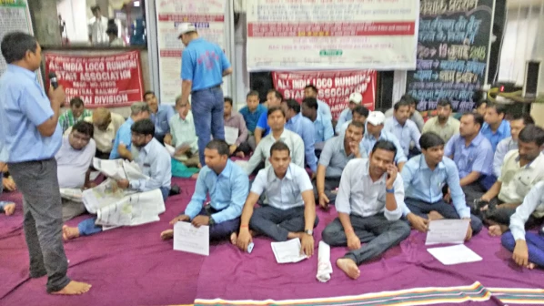 लोको पायलट और सहायकों ने किया हड़ताल