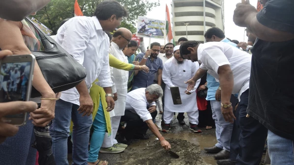 महापालिका म्हणतेय 'मुंबईत ५० ते ६० खड्डेच शिल्लक'