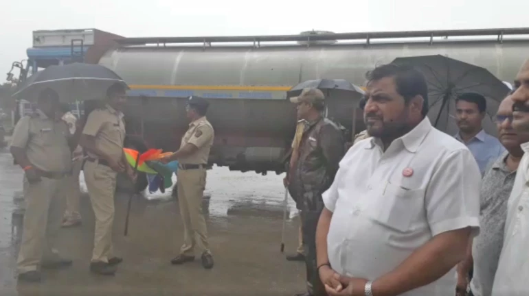 Milk row: SSS party leader Raju Shetti reaches Dahanu border to stop milk tankers