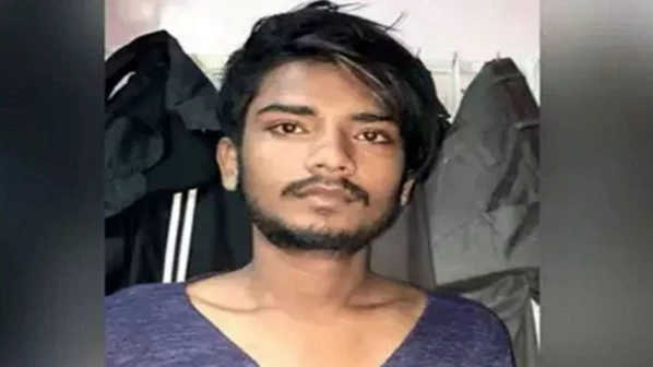 टॉयलेट से मोबाईल निकालने के चक्कर में 5 घंटे तक टॉयलेट फंसा रहा युवक!