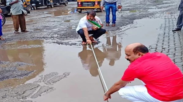 खड्डयांमुळे बुरखा घालून बाहेर पडण्याची वेळ,  नगरसेवकांनी मांडली कैफियत