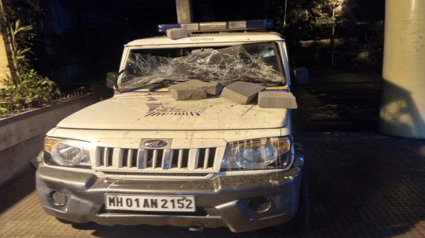 पोलिसांच्या मारहाणीत तरुणाचा मृत्यू? जमावाने केली वाहनांची तोडफोड