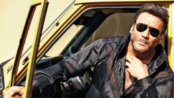 लखनऊ में ट्रैफिक कंट्रोल करते नजर आए जैकी श्रॉफ