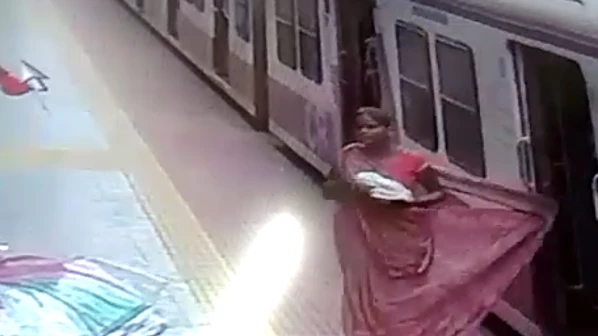 अन् 'ती' लोकलसोबत फरफटत गेली!