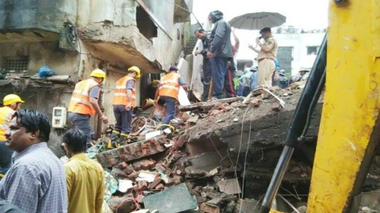 Vikhroli: Two elderly people died after the building's roof collapsed Vikhroli: Two elderly people died after the building's roof collapsed