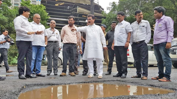 खड्डयात काहीही टाका, पण एकदाचं बुजवाच