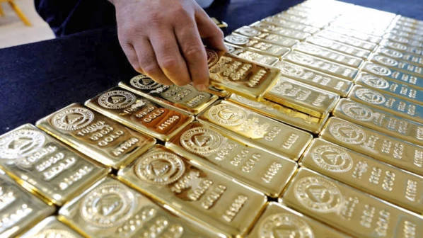 सोने की तस्करी के आरोप में 2 महिला सहित 5 गिरफ्तार