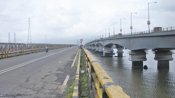 वाशीच्या खाडीत मुलाची अात्महत्या