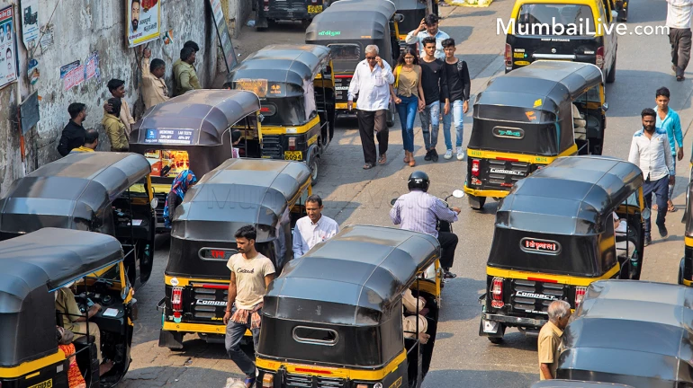 वयोमान संपलेली रिक्षा रस्त्यावर, चालकाविरोधात गुन्ह्याची नोंद