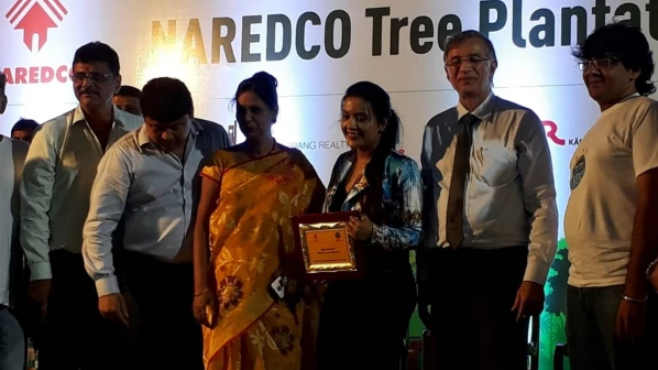 ट्री प्लांटेशन कार्यक्रम में पहुंची अमृता फडणवीस !