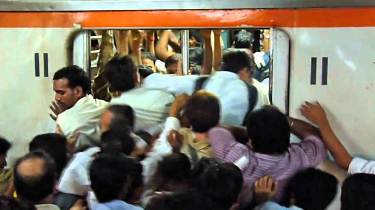 ट्रेन में गुंडागर्दी कर, ग्रुप यात्रियों ने की मारपीट