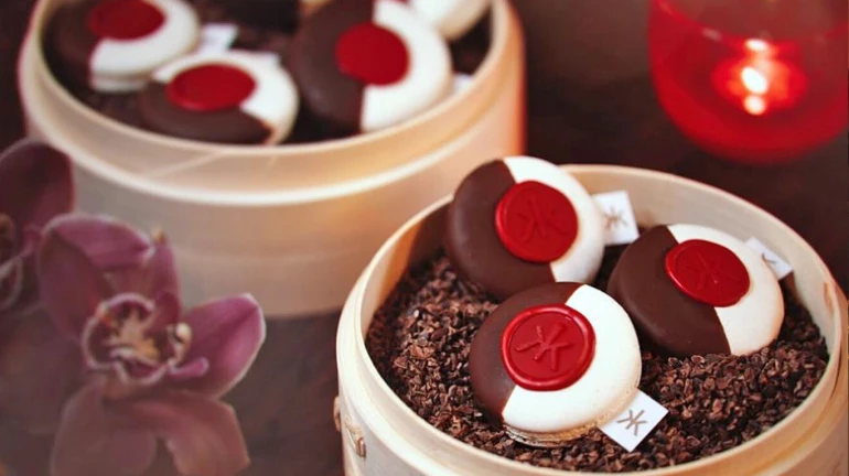 Macartune: Hakkasan's Anniversary Fusion Gift Of Fortune Cookie + French Macaron