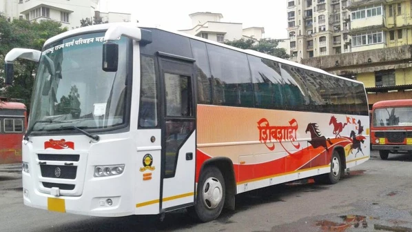 शिवशाहीच्या धडकेत पादचाऱ्याचा पाय तुटला