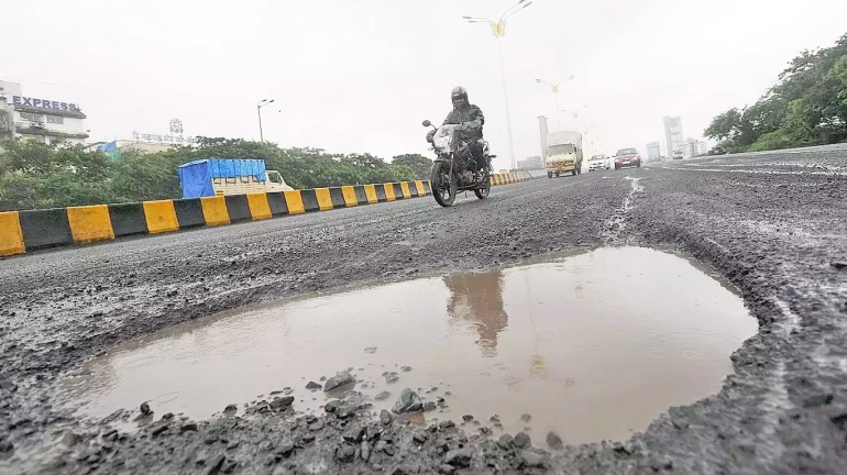 मुलाच्या मृत्यूला जबाबदार खड्डे बुजवण्याचा निर्धार