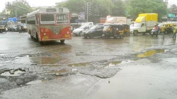 कुणाचे रस्ते, कुणाचे खड्डे आणि बदनामी कुणाची?