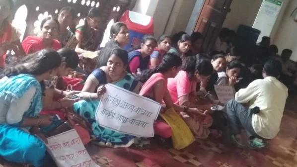 खासगी प्राथमिक शाळा अनुदानापासून वंचित,  शिक्षकांचा शिक्षण समितीबाहेर ठिय्या
