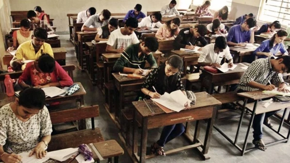 लॉ की परिक्षा को कॉलेज को सौपने का विरोध