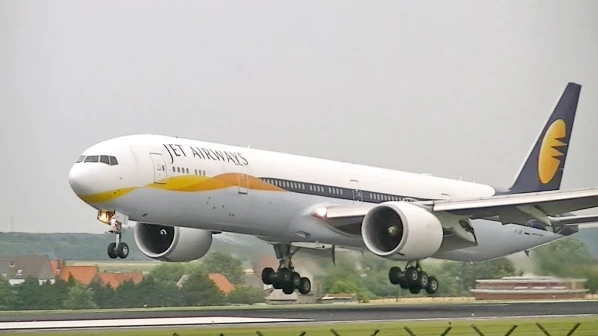 जेट एयरवेज का विमान रनवे पर फिसला, सभी यात्री सुरक्षित