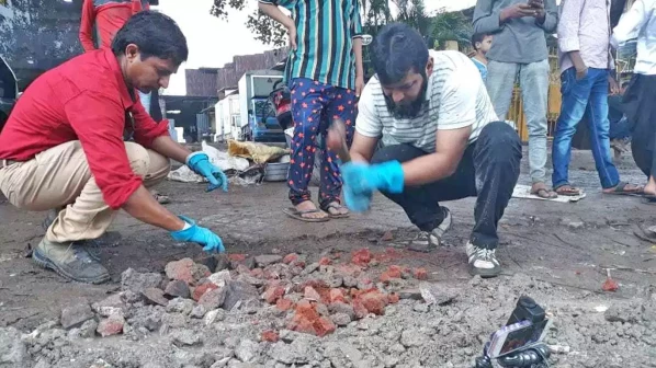 मिसाल: भागदौड़ भरी जिंदगी से समय निकाल कर भरते हैं मुंबई की सड़क का गड्ढा