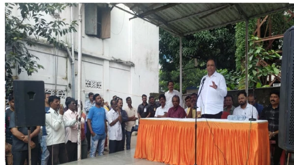 ...तर एकाही झोपडीला रेल्वेला हात लावू देणार नाही -अाशिष शेलार