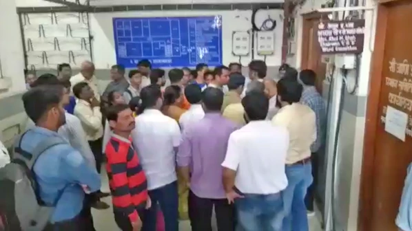 महापालिकेच्या 'डी' वाॅर्ड कार्यालयात मनसे, शिवसेनेचा राडा