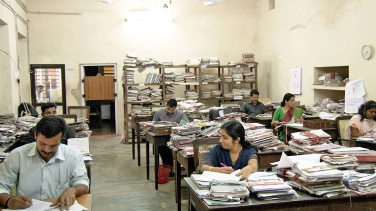 Wearing masks mandatory in office: Maharashtra government issues guidelines for its employees Wearing masks mandatory in office: Maharashtra government issues guidelines for its employees