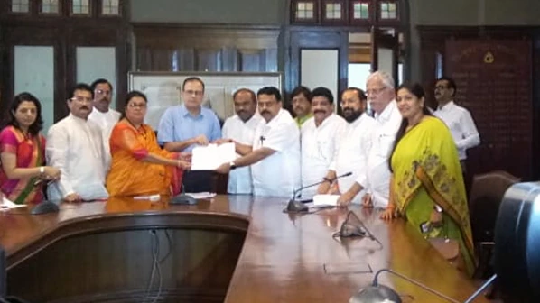 महापालिकेत महापौर, सभागृहनेत्यांवर शिवसेनेचाच अविश्वास