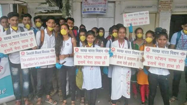 'परे' च्या १६ स्थानकांवर स्वच्छता अभियान