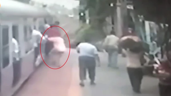 वीडियो : दौड़ कर ट्रेन में न चढ़े वर्ना हो सकता है ऐसा अंजाम