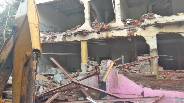 एमएमआरडीएच्या नकारानंतर महापालिकेनं तोडलं अनधिकृत बांधकाम