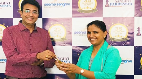 वीरपत्नी लेफ्टनंट स्वाती महाडिक यांचा घर देऊन सन्मान