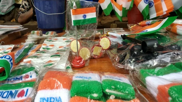 स्वातंत्र्य दिनानिमित्त बाजारपेठ तिरंगामय