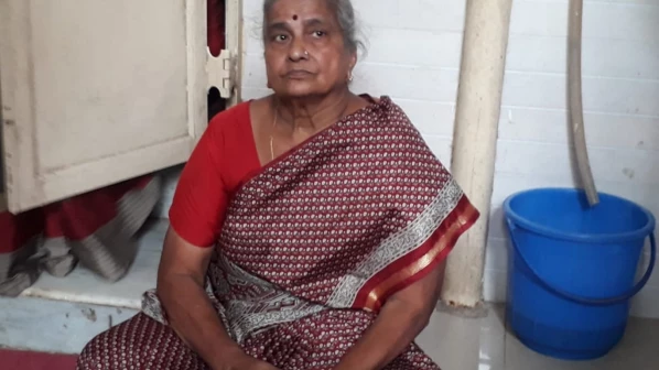 सांसद गोपाल शेट्टी के ऑफिस में धरने पर बैठी आरटीआई कार्यकर्ता मीरा कामत