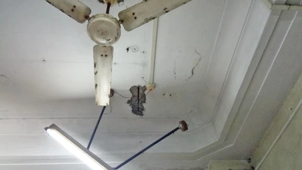 महापालिका मुख्यालयातील स्लॅबचा भाग कोसळला, कर्मचारी थोडक्यात बचावला