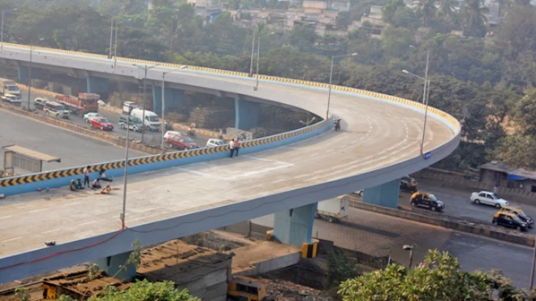 उद्घाटनापूर्वीच गोरेगावचा पूल, चेंबूरचा स्विमिंगपूल खुला