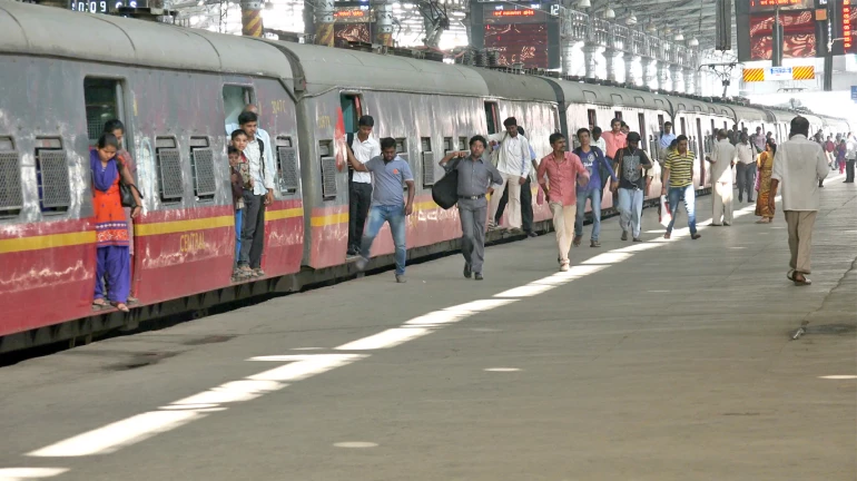गोवंडी रेलवे स्टेशन पर यात्रियों को लूटने वाला गिरोह गिरफ्तार