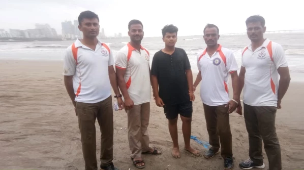 माहिम समुद्र में डूबते हुए बच्चे को SDRT की टीम ने बचाया
