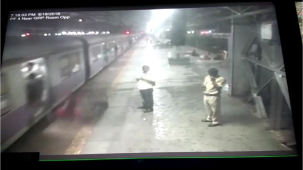 चलती लोकल ट्रेन से गिरा शख्स, हालत स्थिर