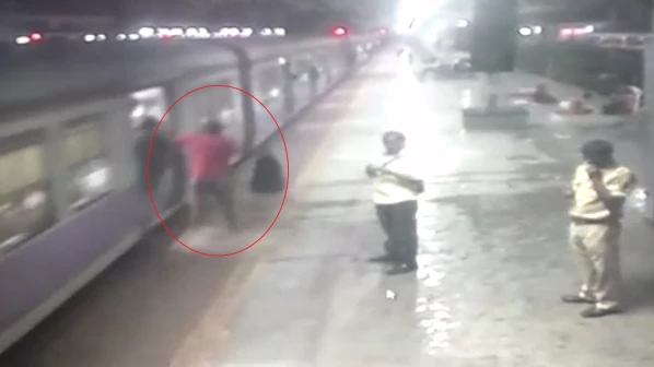 रेल्वे पोलिसांच्या सर्तकतेमुळं प्रवाशाचा जीव वाचला