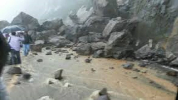 माळशेज घाटात दरड कोसळली, वाहतूक ठप्प