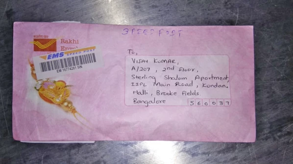 भावाला राखी पाठवण्यासाठी बहिणींची पोस्ट ऑफिसमध्ये गर्दी