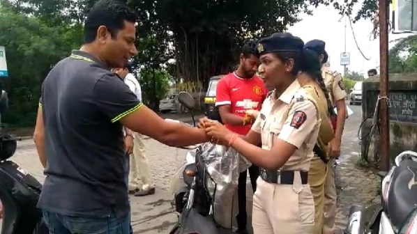 केरला बाढ़ पीड़ितों के लिए वसई पुलिस का अनोखा राखी कार्यक्रम