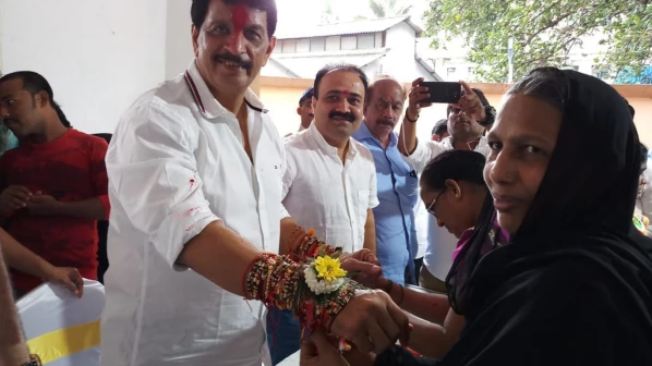 एनकाउंटर स्पेशलिस्ट प्रदीप शर्मा ने बंधवाई 12000 राखियां!