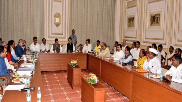 मुख्यमंत्री खोटी आश्वासनं देतात - आरक्षण कृती समितीचा आरोप