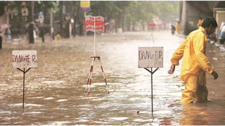 गटारांवरचं झाकण काढणं हा गुन्हा! वाचा का?