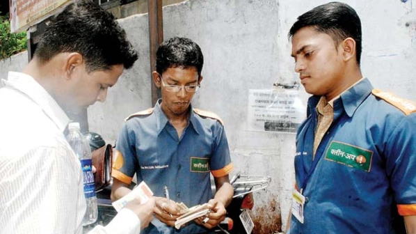 स्वच्छता दूरच; क्लीनअप मार्शल्सनी वर्षभरात केली ४ कोटींची कमाई!