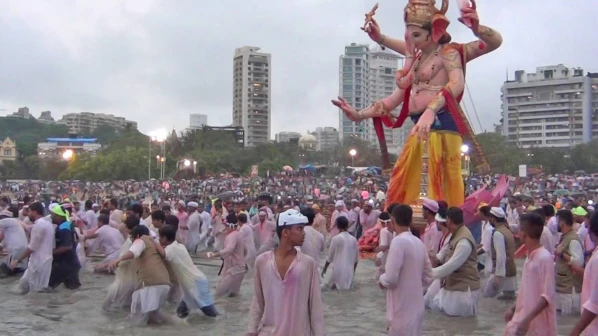 गणपति विसर्जन के लिए गिरगांव चौपाटी पर लगेंग सर्च लाइट!