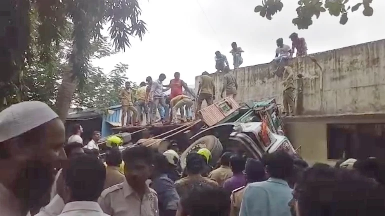 Truck topples near Vidyavihar railway station